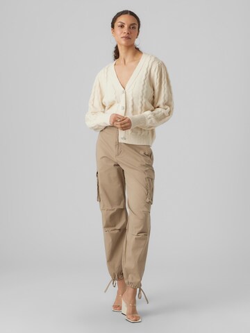 VERO MODA Gebreid vest 'EWELKE' in Beige