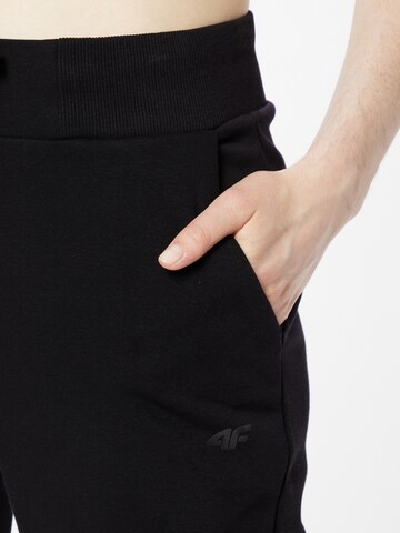 Tapered Pantaloni sportivi di 4F in nero