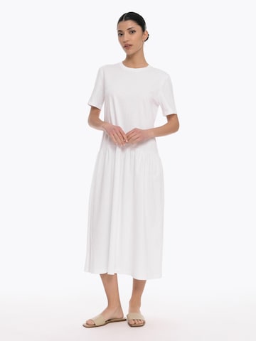 4TAILORS Kleit 'Connect Me', värv valge