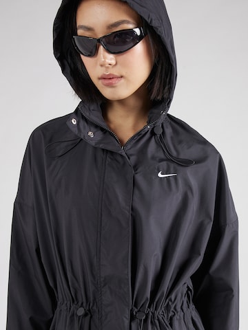 Nike Sportswear Přechodný kabát 'ESSENTIAL' – černá