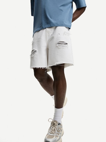 Bershka Loose fit Jeans in White: front