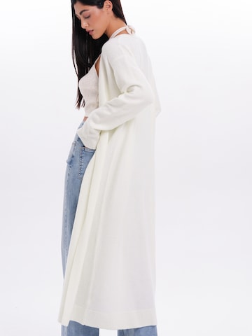 Cardigan MYLAVIE by Sarah Harrison en blanc