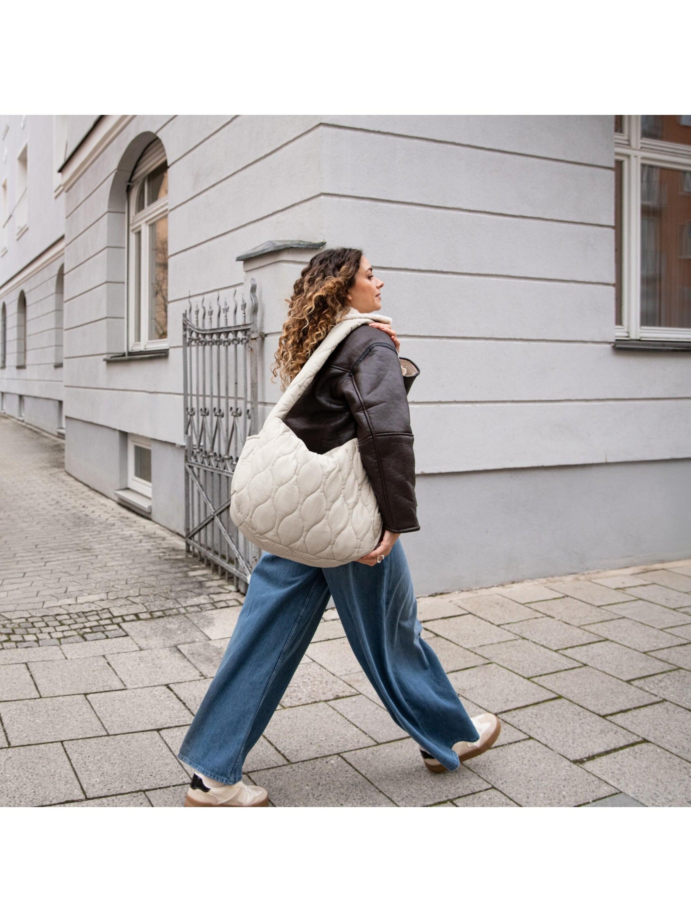 REISENTHEL Schultertasche in Grau