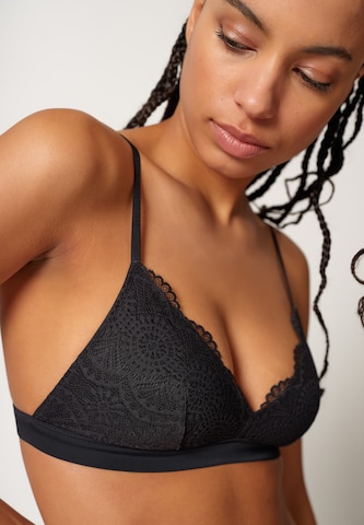 Skiny Triangle Bra in Black