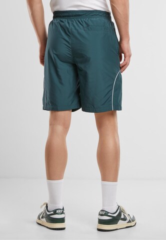 Urban Classics Regular Shorts in Grün