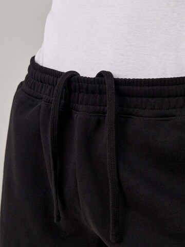 SNOCKS Loosefit Hose in Schwarz