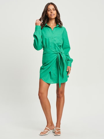 Calli - Vestidos camiseiros 'ZAC' em verde