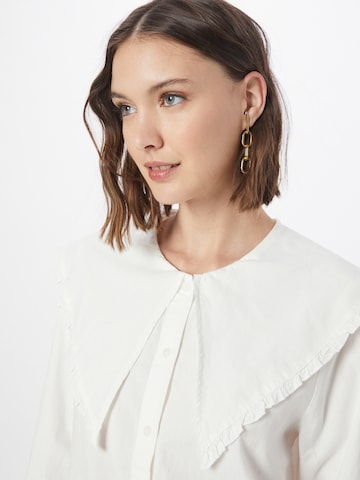 Monki - Blusa en blanco