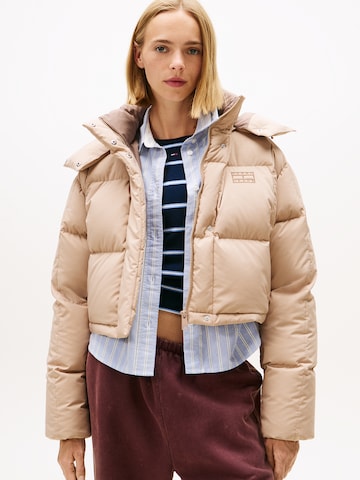 Tommy Jeans Winterjas 'ALASKA' in Bruin: voorkant
