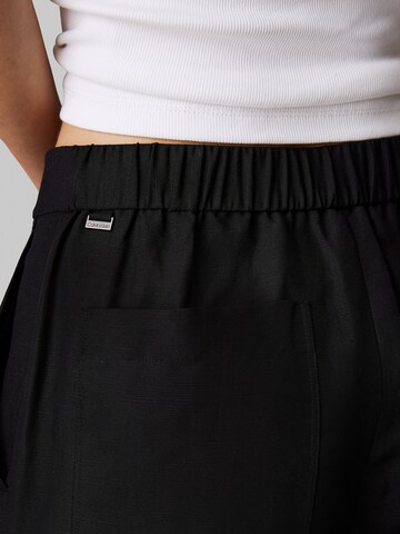 Wide Leg Pantalon à plis Calvin Klein en noir