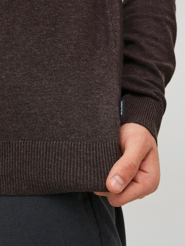 JACK & JONES Sweter 'Emil' w kolorze brązowy