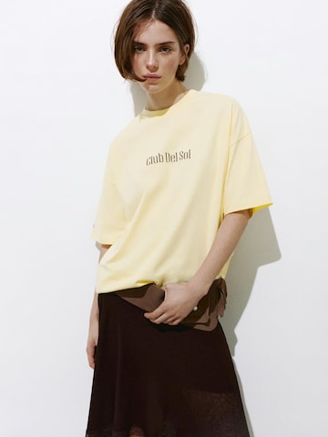 Pull&Bear Oversize póló 'PACIFIC SIESTA' - sárga: elől