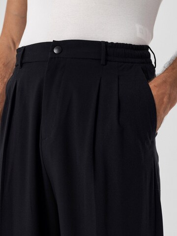 Antioch Loose fit Trousers with creases in Black