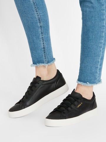 Baskets basses 'SLEEK' ADIDAS ORIGINALS en noir : devant