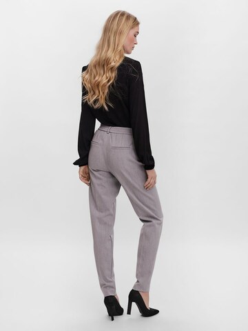 Effilé Pantalon à plis 'Maya' VERO MODA en gris