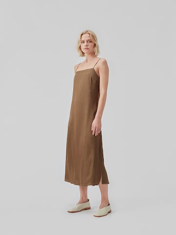 Robe 'Carwyn' modström en marron : devant