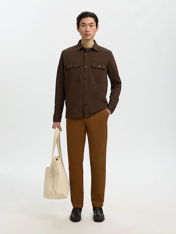 SELECTED T-Shirt 'SLHATLAS' in Braun