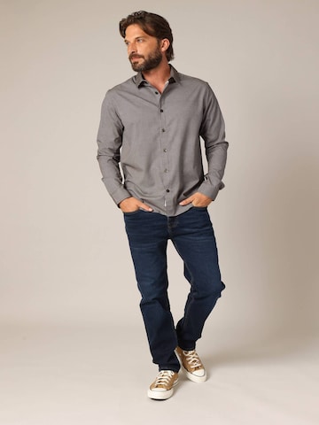 Coupe regular Chemise 'EMPOWER' Deeluxe en gris