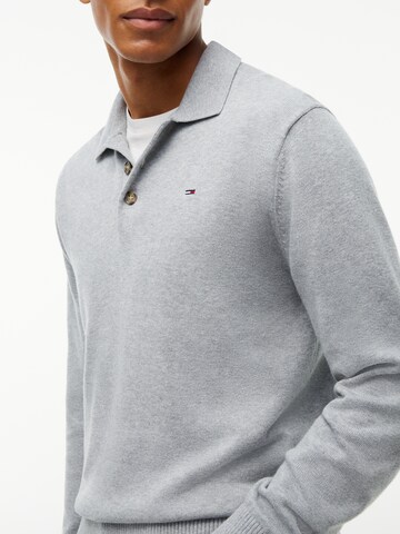 Tommy Jeans - Pullover 'ESSENTIAL' em cinzento: frente