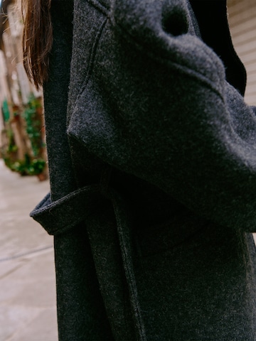 A LOT LESS معطف لمختلف الفصول 'Laila' بلون أسود