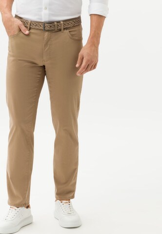 BRAX Regular Broek 'Cadiz' in Bruin: voorkant