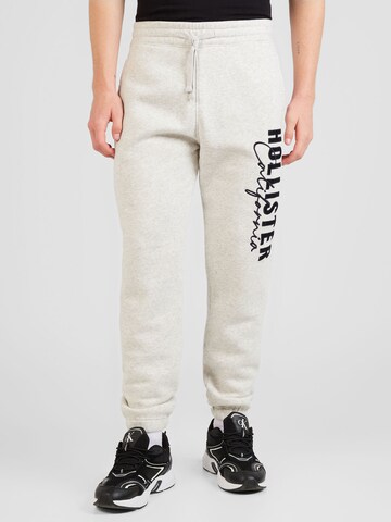 HOLLISTER Tapered Broek in Grijs: voorkant