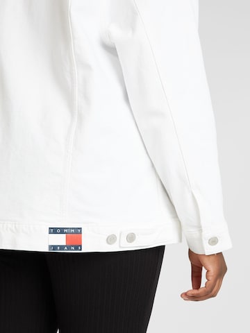 Tommy Jeans Curve Φθινοπωρινό και ανοιξιάτικο μπουφάν σε λευκό