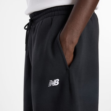 Loosefit Pantaloni sportivi 'Essentials Fleece' di new balance in nero