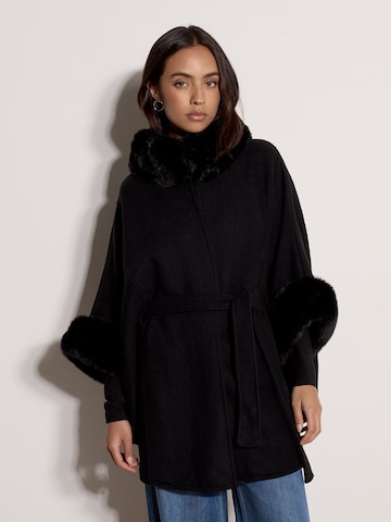 Veste bavaroise ' Cape mit Gürtel ' Apricot en noir : devant