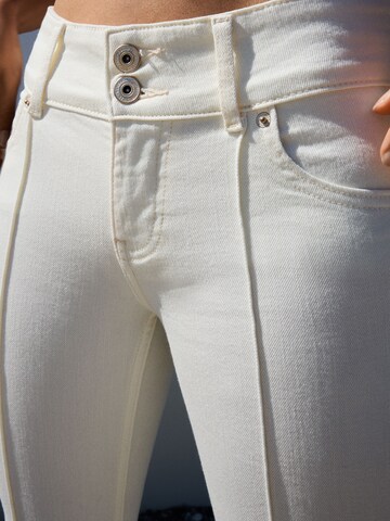 Bootcut Jean Bershka en beige