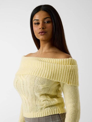 GUESS Sweater in Yellow
