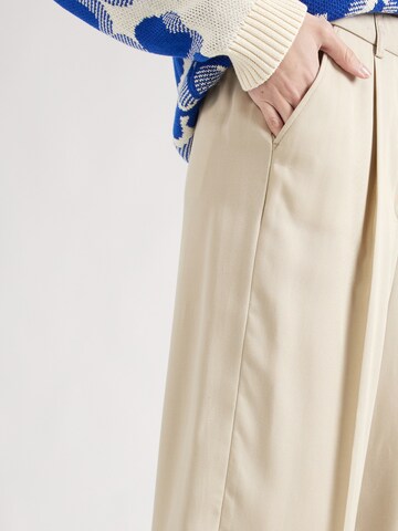 Tapered Pantaloni con pieghe 'Sandrina' di ARMEDANGELS in beige