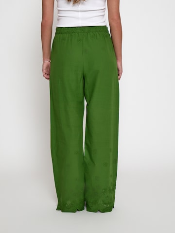 Peppercorn - Pierna ancha Pantalón 'Oda' en verde