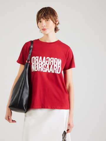 Tricou de la MADS NORGAARD COPENHAGEN pe roșu: față