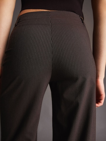 Bershka Loosefit Ráncos nadrág - barna