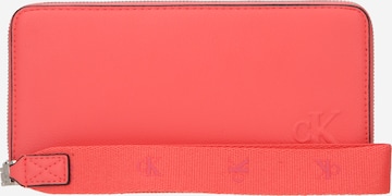 Calvin Klein Jeans Wallet in Red: front