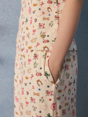 Pijama de la Cath Kidston pe alb