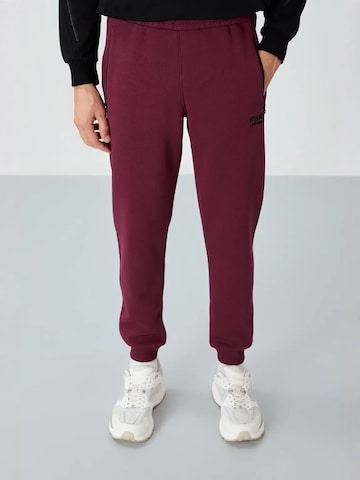 Tommy Life Regular Workout Pants in Red: front