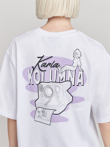 ABOUT YOU x StayKid T-shirt 'Karla Selfie' i vit