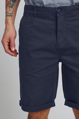 !Solid Regular Chinoshorts in Blau