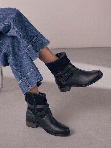 Next Boot i svart