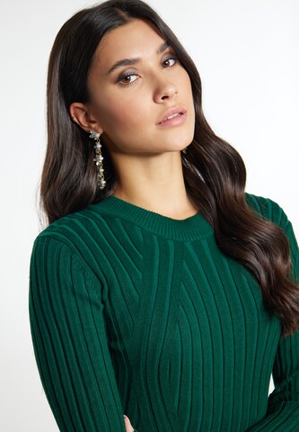 Rochie tricotat de la faina pe verde