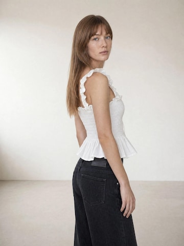 ARMIE Top 'The Emma Slim-Fit Bow Top' – bílá