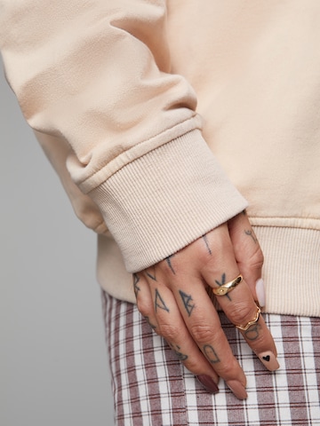 ABOUT YOU x Sharlota - Sudadera 'Franca' en beige