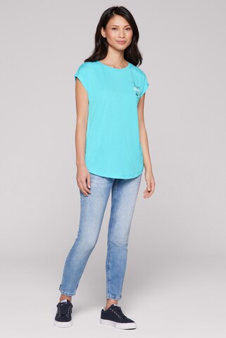 Soccx Shirt mit Jaquard Streifen und Rücken-Print in Blau
