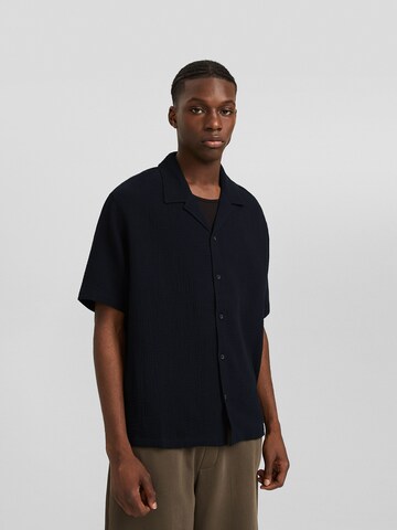 Bershka Comfort Fit Hemd in Schwarz: Vorderseite