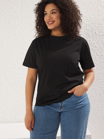 T-shirt Trendyol Curve en noir : devant