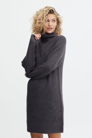 b.young - Vestido de punto en gris
