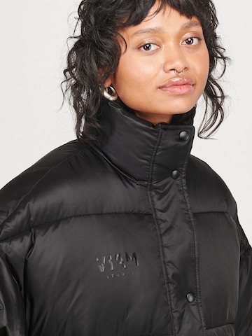 ABOUT YOU x VIAM Studio Winterjacke in Schwarz