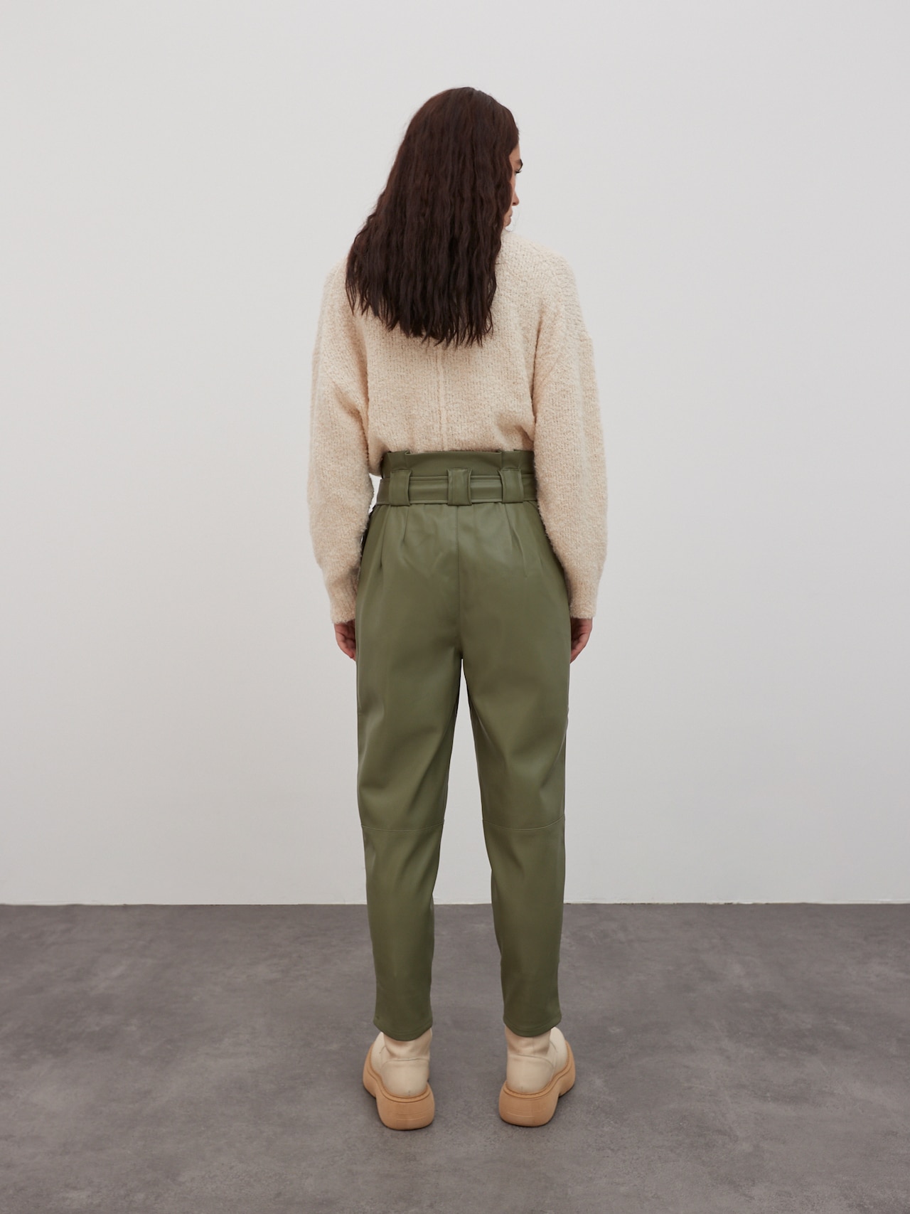 EDITED Pantalon à plis 'Margit' olive